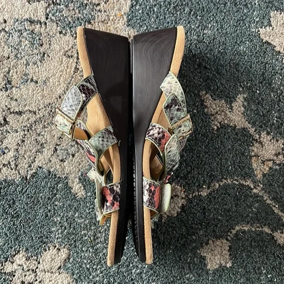 EUC Vionic orthaheel Size 8 wide slip on sandal. Adjustable buckles and Velcro - Picture 3 of 5